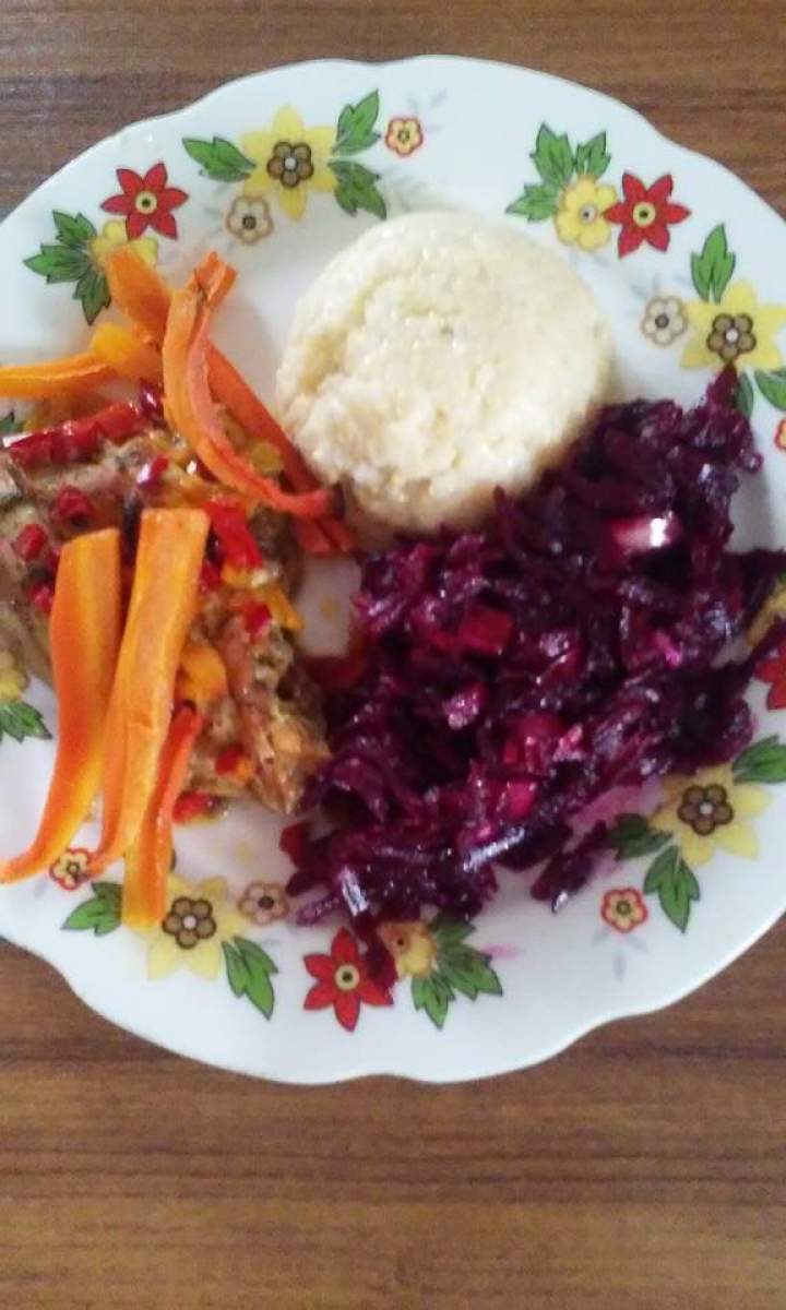 Obiad – Fit Kasza jaglana,udko z warzywami i buraki z cebulką